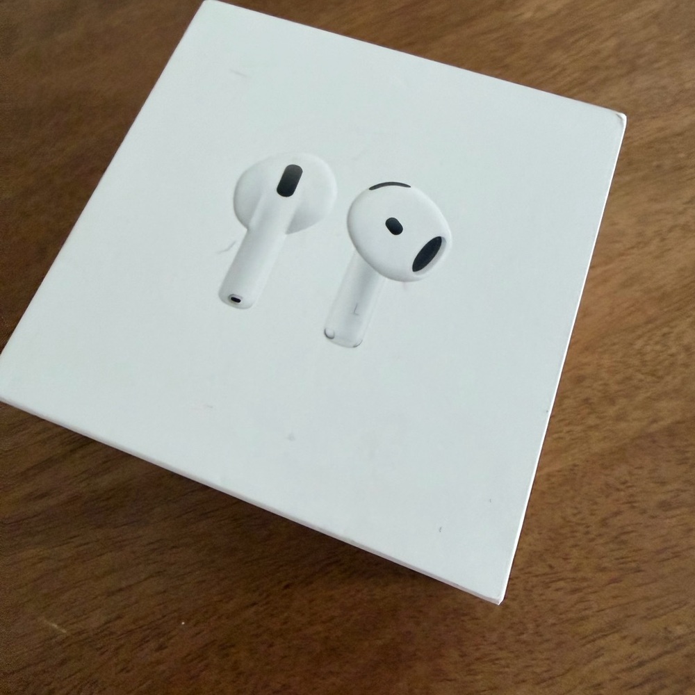 Apple AirPods 4 in Classic White
